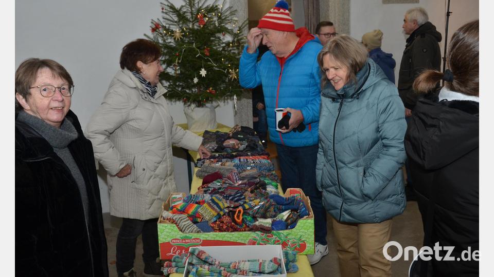 Beim Missionskreis gab es selbstgestrickte Socken in allen Größen. Rund 150 Paar haben die fleißigen Mitstreiterinnen während des Jahres gestrickt. Bild: dob