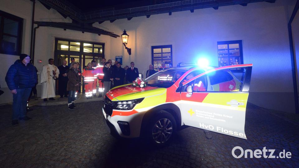&quot;Ohren zuhalten&quot; hieß es für Besucher beim Test des Martinshorns. Die Blaulichter auf dem neuen Fahrzeug der Helfer vor Ort sind nicht zu übersehen. Bild: bey