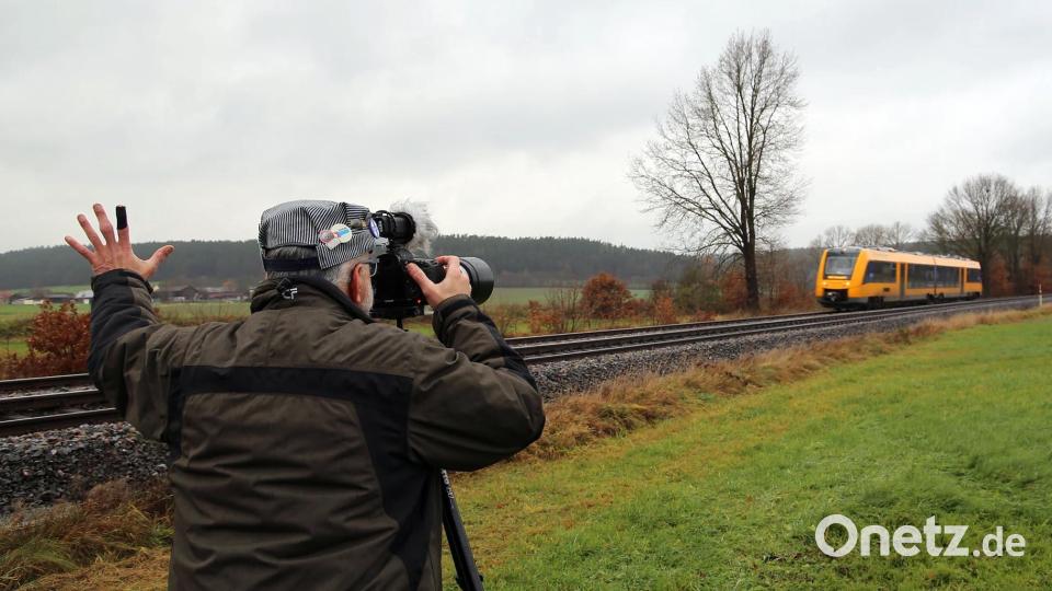 Reinhold Buchner aus Etzenricht fotografiert Züge. Seine Bilder zeigen Loks, die durch Baumreihen fahren, Dampfloks an den Bahnhöfen in Vilseck, Freihung und Neustadt/WN. Diesel- und Elektrozüge unzähliger Baureihen fahren über Brücken, im Abendlicht oder durch Winterlandschaft. Bild: jak