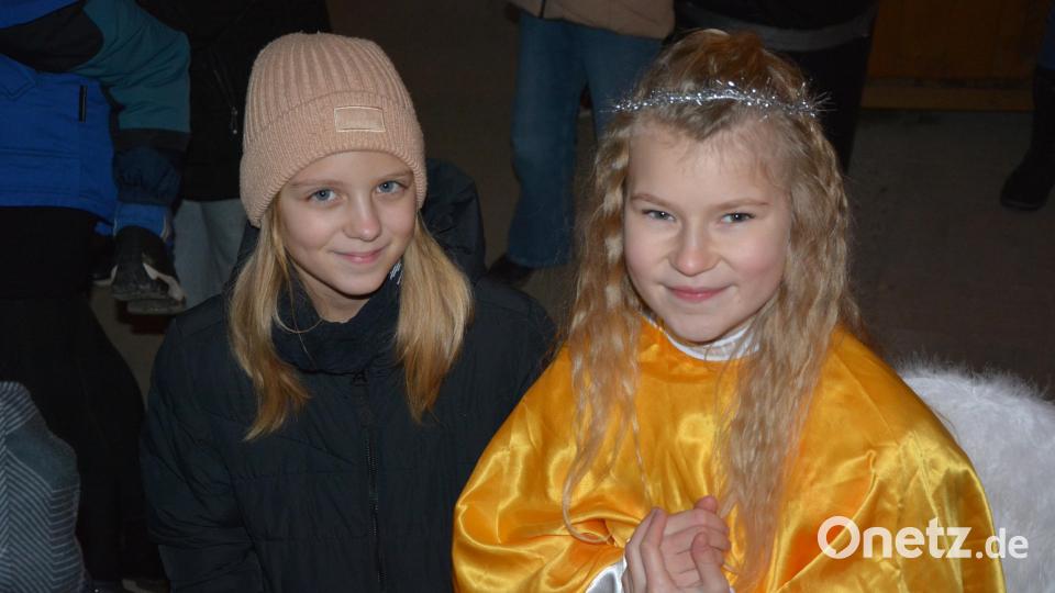 Als Engel war Lina Zinnecker (rechts), hier mit ihrer Freundin Janika, beim Prolog dabei. Bild: jr