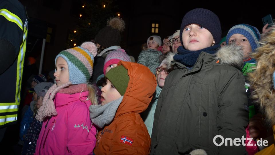 Alle Augen warten auf den Heiligen Mann mit Bischofsstab und Mitra. Bild: dob