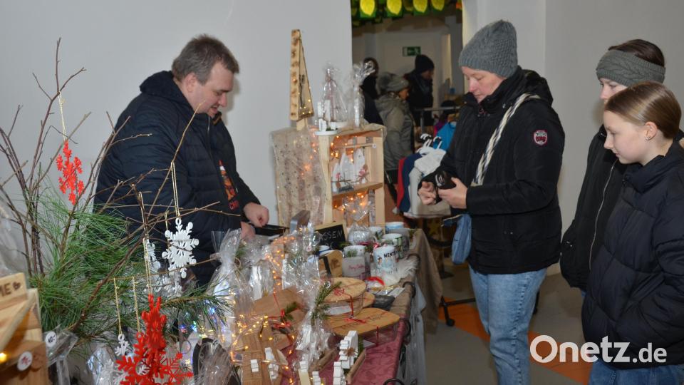 An zwei Tagen des ersten Adventswochenendes haben tausende Besucher aus der Region wieder &quot;Advent im Schloss&quot; besucht. Zurück an alter Stelle übt dieser Ort eine besondere Anziehungskraft aus. Bürgermeister Andreas Wutzlhofer war schier überwältigt über den grandiosen Zuspruch. Bild: dob