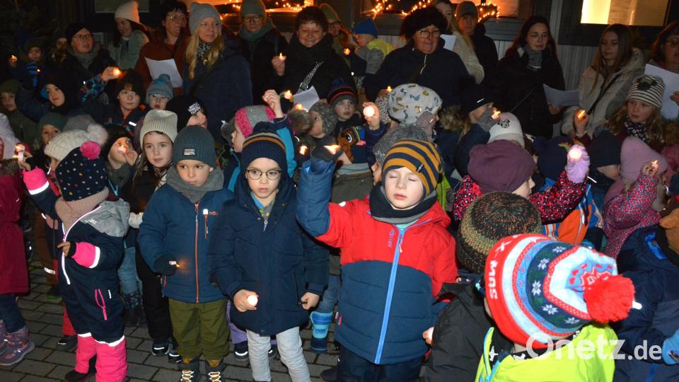 Der Chor des Kindergartens St. Hedwig gestaltete mit fünf Liedern den Auftakt des Adventsschaufensters auf dem Betriebsgelände des Malerbetriebs Blechinger. Bild: jr