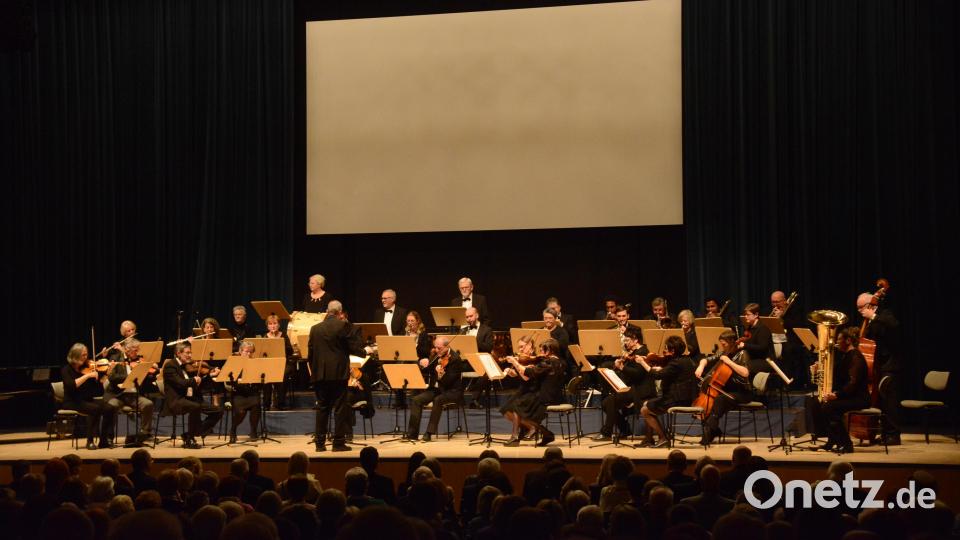 Das Salonorchester Neustadt mit Dirigent Nicolaus Dick begeisterte die Besucher in der Max-Reger-Halle. Bild: bey
