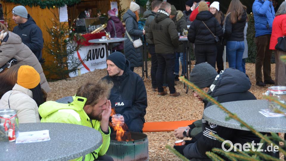 An den Feuerstellen konnten sich die Besucher aufwärmen. Bild: dob