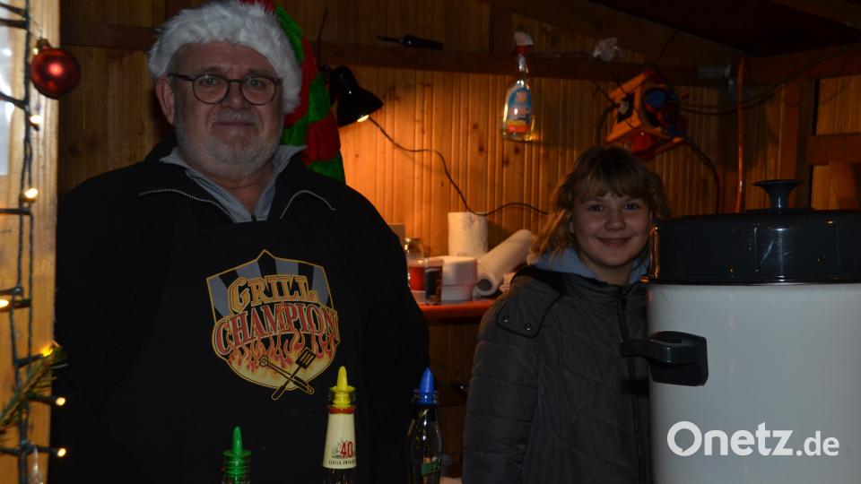 Josef Schmid schenkte als Grillchampion auch starke Sachen ein. Bild: dob