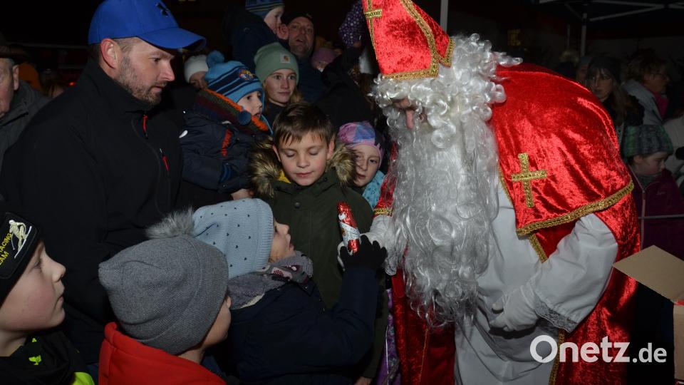 Der Nikolaus hatte für jedes Kind einen Schokoladennikolaus dabei. Das Mädchen erbittet auch für den erkrankten Bruder, der zuhause bleiben musste, eine Gabe. Natürlich wird dieser Wunsch umgehend erfüllt. Bild: dob