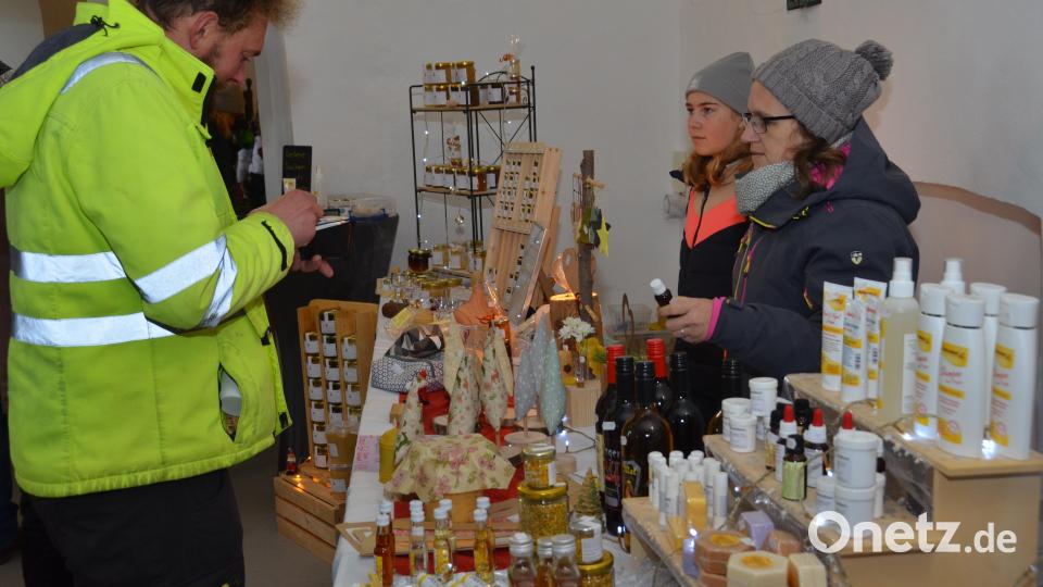An zwei Tagen des ersten Adventswochenendes haben tausende Besucher aus der Region wieder &quot;Advent im Schloss&quot; besucht. Zurück an alter Stelle übt dieser Ort eine besondere Anziehungskraft aus. Bürgermeister Andreas Wutzlhofer war schier überwältigt über den grandiosen Zuspruch. Bild: dob