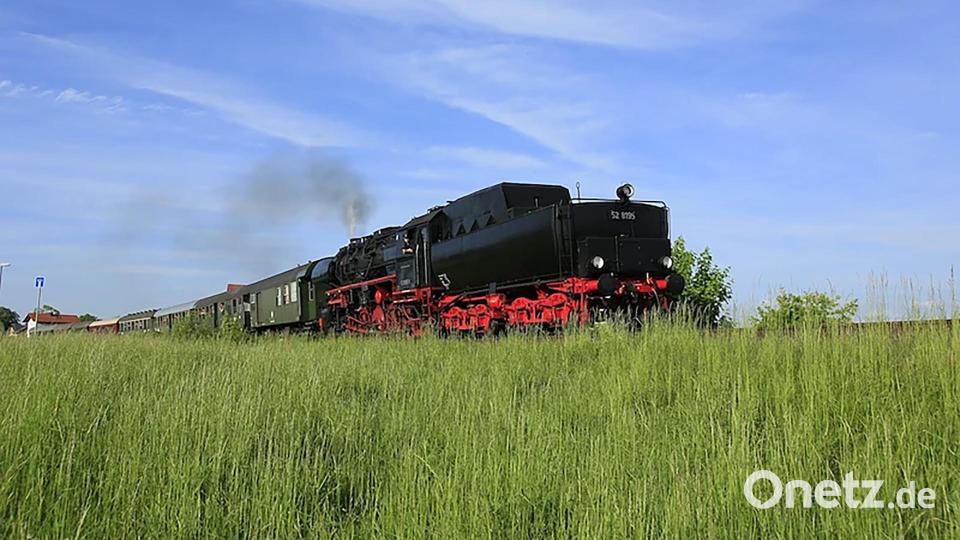 Im Mai 2016 fuhr dieser Dampfsonderzug von Hof nach Nürnberg. Reinhold Buchner erwischte ihn in Vilseck. Bild: Reinhold Buchner