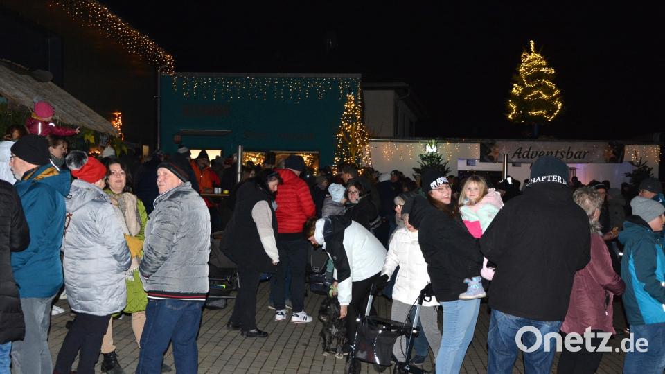 Einen großen Menschenauflauf gab es zum Auftakt der Adventsschaufenster am Freitagabend auf dem Firmengelände des Malerbetriebs Blechinger. Bild: jr