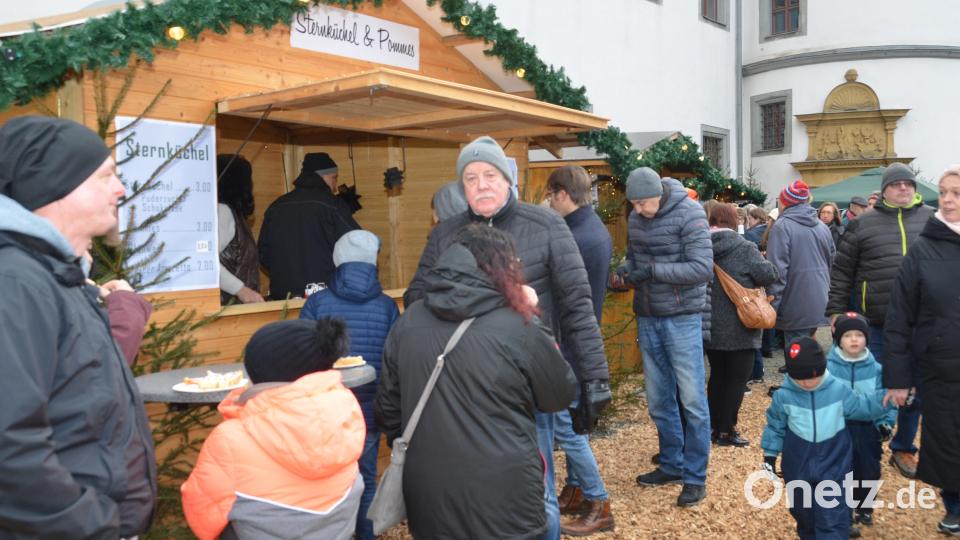 An zwei Tagen des ersten Adventswochenendes haben tausende Besucher aus der Region wieder &quot;Advent im Schloss&quot; besucht. Bürgermeister Andreas Wutzlhofer war schier überwältigt über den grandiosen Zuspruch. Bild: dob