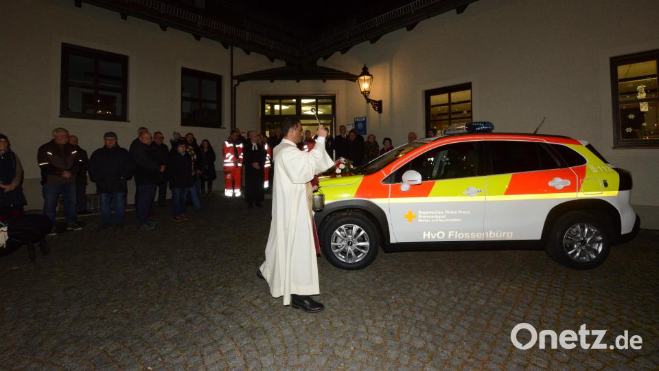 Pater John Vincent weiht nach dem kleinen Festakt in der Eingangshalle des Rathauses das neue Einsatzfahrzeug. Bild: bey
