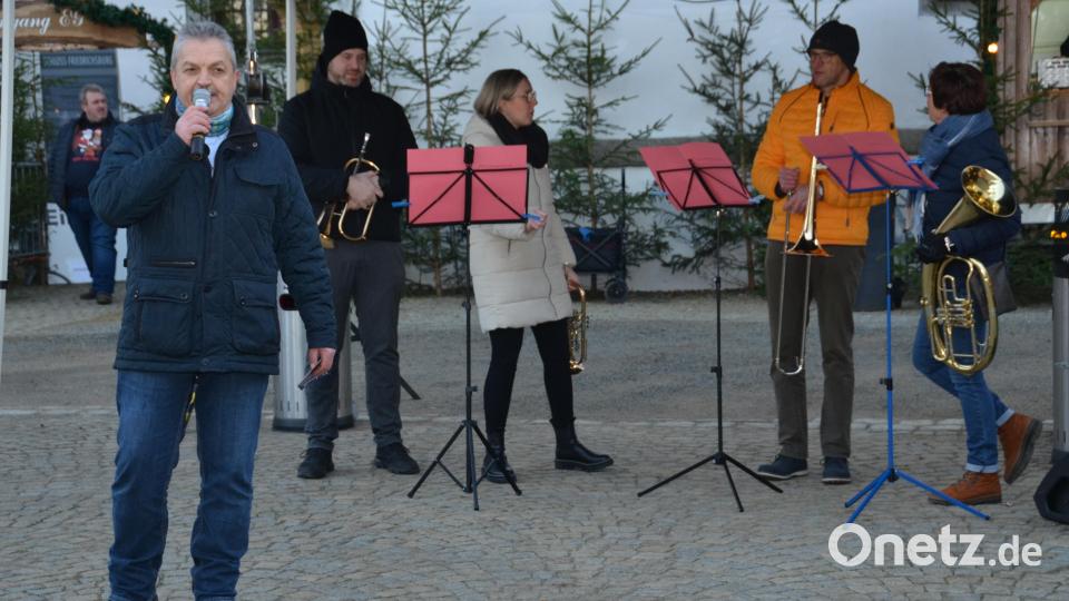 An zwei Tagen des ersten Adventswochenendes haben tausende Besucher aus der Region wieder &quot;Advent im Schloss&quot; besucht. Zurück an alter Stelle übt dieser Ort eine besondere Anziehungskraft aus. Bürgermeister Andreas Wutzlhofer war schier überwältigt über den grandiosen Zuspruch. Bild: dob