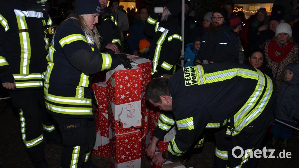 Die Vohenstraußer Feuerwehrleute hatten alle Hände voll zu tun, die Pakete für den Nikolausbesuch herzurichten. Außerdem sorgten sie an beiden Tagen für die Sicherheit der Besucher. Bild: dob