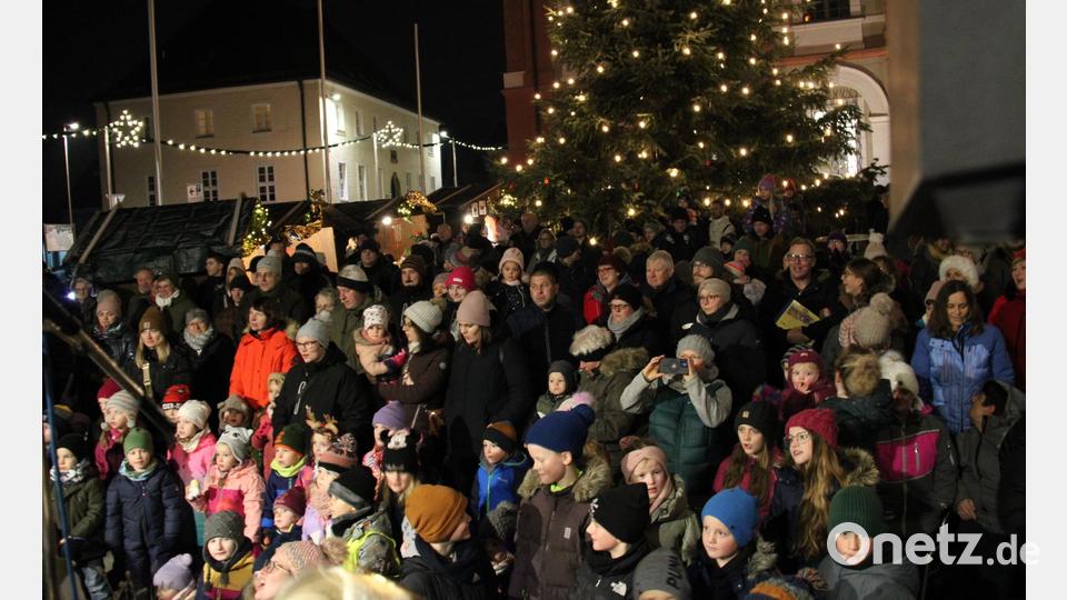 Die Kinder konnten es kaum erwarten und schauten gebannt auf die Bühne, als dort der Heilige Nikolaus samt Engel und Zwergen seinen Auftritt hatte. Bild: prh