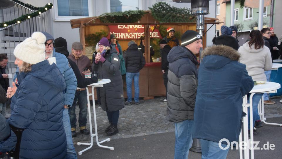 Das Weihnachtsstandl war schon bei der Eröffnung am Sonntag beliebter Anziehungspunkt für die Windischeschenbacher. Bild: fz