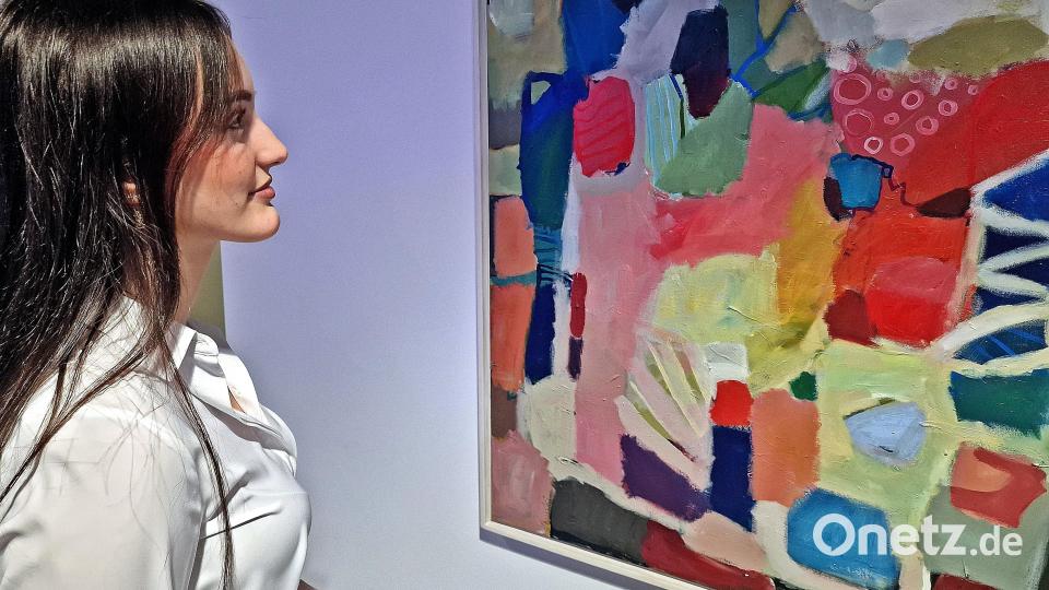 „Beziehungsspiele mit der Farbe“ heißt das Bild von Inge Posorski, das sich Anina lange anschaut. Bild: R. Kreuzer