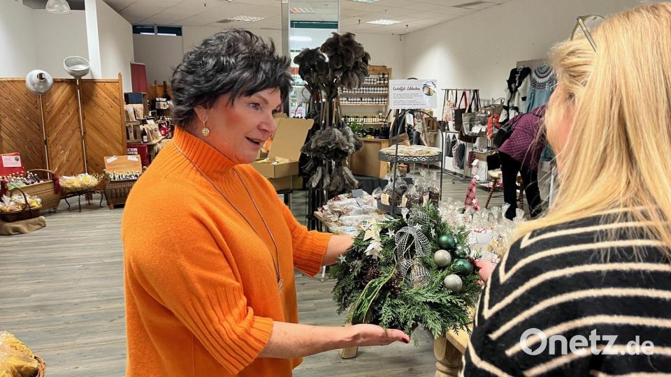 Waldtraud Lukas organisiert die Aktion &quot;Landfrauen helfen beim Schenken&quot;. Noch bis 14. Dezember bieten die Landfrauen in City Center Weiden Selbstgemachtes zum Verkauf an. Der Erlös der Aktion geht an die Kinderkrebshilfe. Bild: Gabi Schönberger
