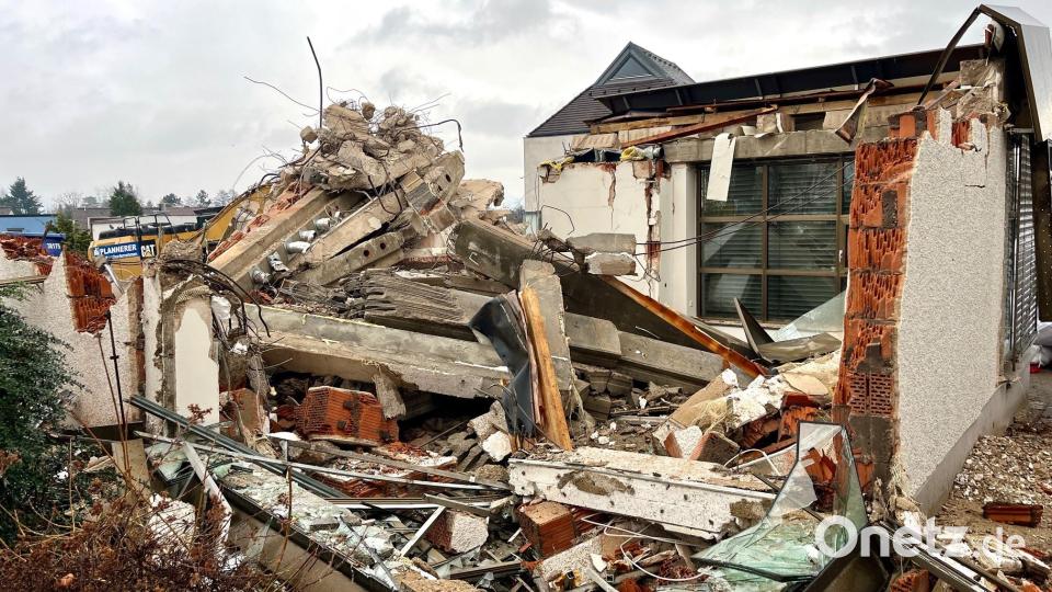 Der Abbruchbagger leistet an der Ecke Moosloh-/Prößlstraße ganze Arbeit. Bild: Gabi Schönberger
