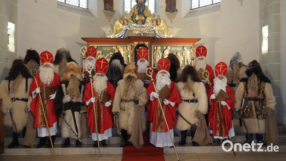 Mehrere Nikolaus-Teams des Burschenvereins „Concordia“ Mitterteich nahmen hier im Bild bei einem Pressetermin vor drei Jahren Aufstellung im Altarbereich der Stadtpfarrkirche St. Jakob. Archivbild: Norbert Grüner
