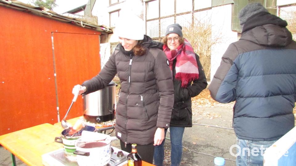 Nicht frieren brauchte die Dame die die Feuerzangenbowle zubereitete. Bild: sei