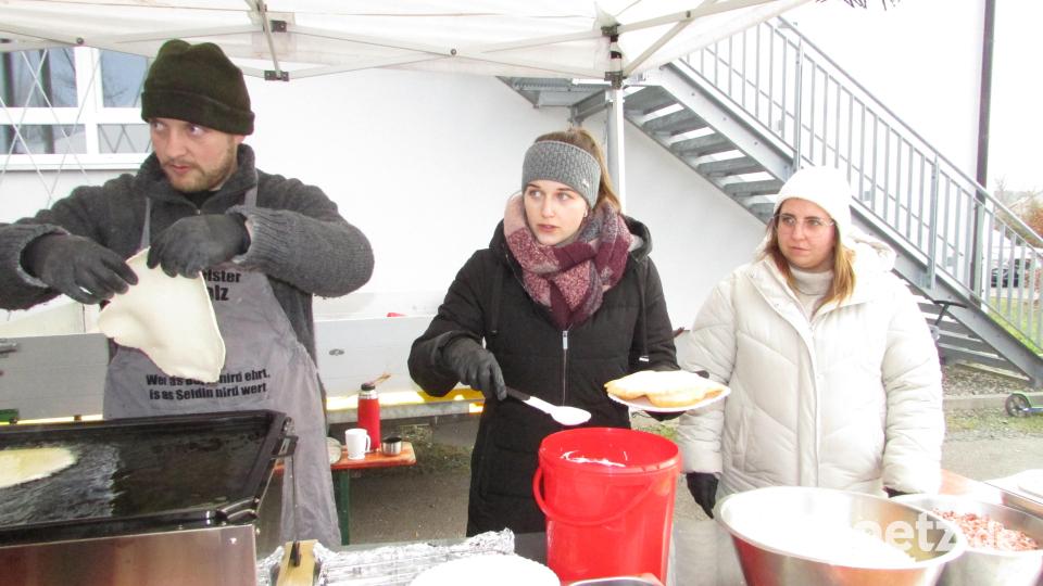 Sogar ungarische Langos fehlten nicht als Spezialität. Bild: sei