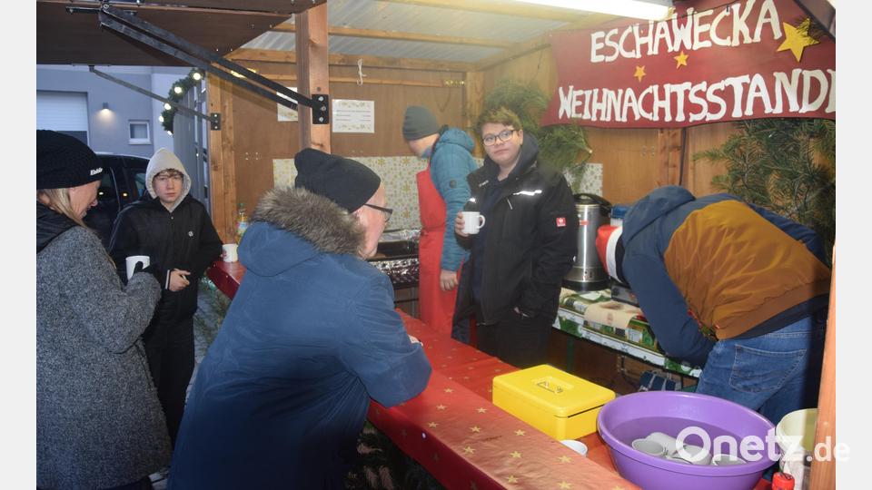 Das Weihnachtsstandl war schon bei der Eröffnung am Sonntag beliebter Anziehungspunkt für die Windischeschenbacher. Bild: fz