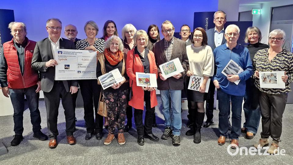 Gruppenbild mit allen Künstlern, die den Kalender 2025 der Volksbank Raiffeisenbank Nordoberpfalz mitgestaltet haben. Bild: R. Kreuzer