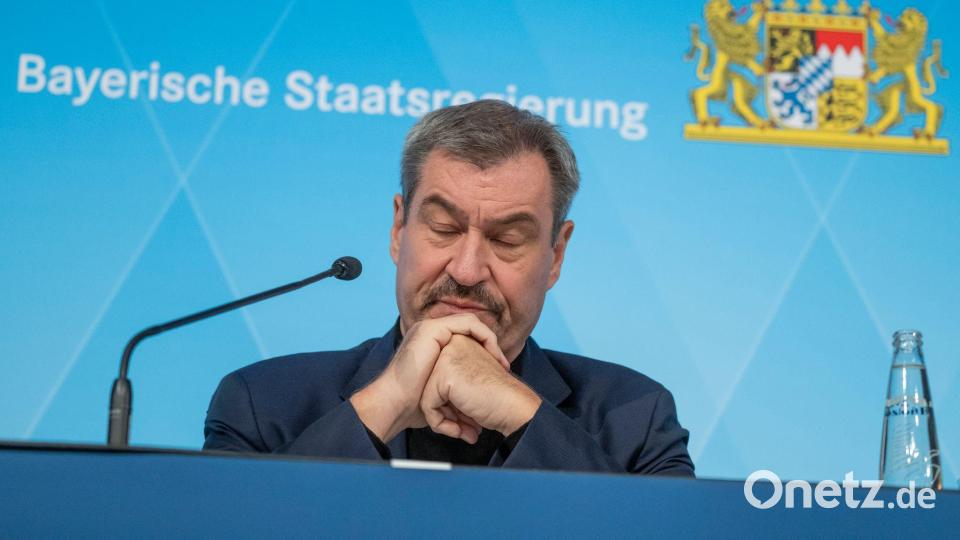 Markus Söder (CSU) stellte sich bei seinem Unternehmensbesuch bei McDonald's an die Fritteuse - und erntete im Internet viel Häme. Archivbild: Peter Kneffel/dpa