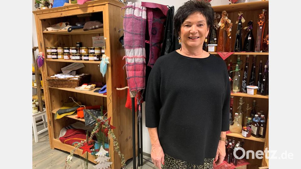 Waldtraud Lukas, organisiert die Aktion &quot;Landfrauen helfen beim Schenken&quot; im City Center Weiden. Noch bis 14. Dezember gibt es Selbstgemachtes, das für den guten Zweck verkauft wird. Bild: Reinhold Witt/exb