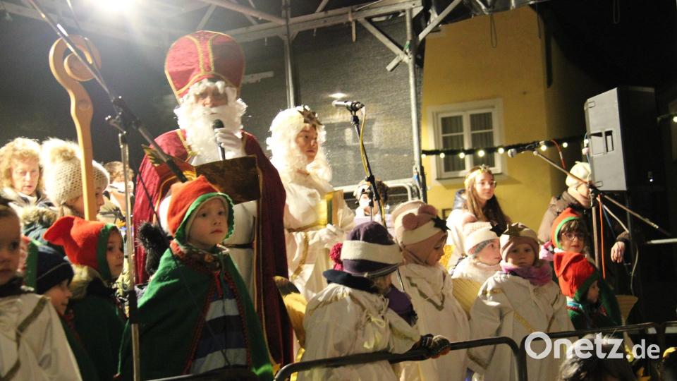 Ein besonderes Erlebnis, vor allem für die Kinder, war auch heuer wieder der Christkindlmarkt der Musikschule. Neben einem opulenten musikalischen Programm war der Besuch von Nikolaus mit dem Christkind und Engeln und Zwergen im Gefolge der Höhepunkt des Marktes vor den Lobkowitz-Schlössern. Bild: prh