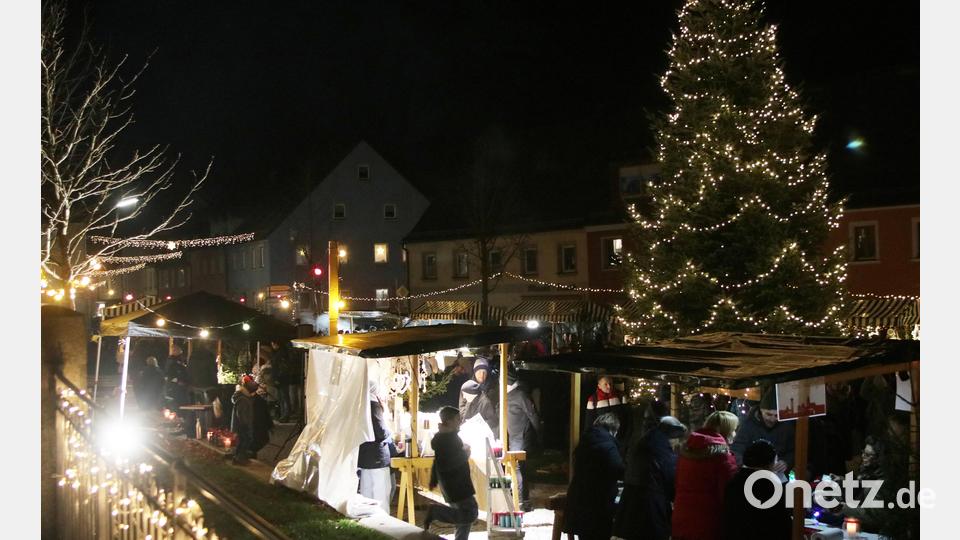 In ein Lichtermeer hat sich am Freitagabend der Flosser Marktplatz beim FU-Adventsmarkt verwandelt. Bild: Stephan Landgraf