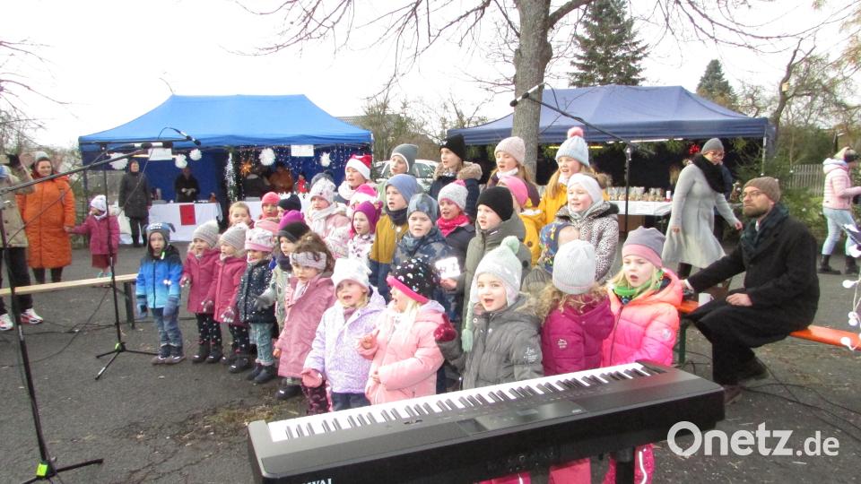 Der Kinderchor unter Leitung von Susanne Hausmann bezauberte die Zuhörer und musste mit der Weihnachtsbäckerei noch eine Zugabe geben. Bild: sei