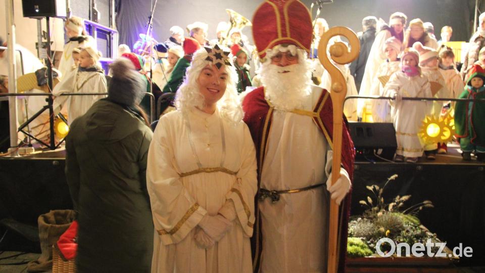 Ein besonderes Erlebnis vor allem für die Kinder war auch heuer wieder der Christkindlmarkt der Musikschule. Neben einem opulenten musikalischen Programm war der Besuch des Heiligen Nikolaus mit dem Christkind und Engeln und Zwergen im Gefolge der Höhepunkt des Marktes vor den Lobkowitz-Schlössern. Bild: prh