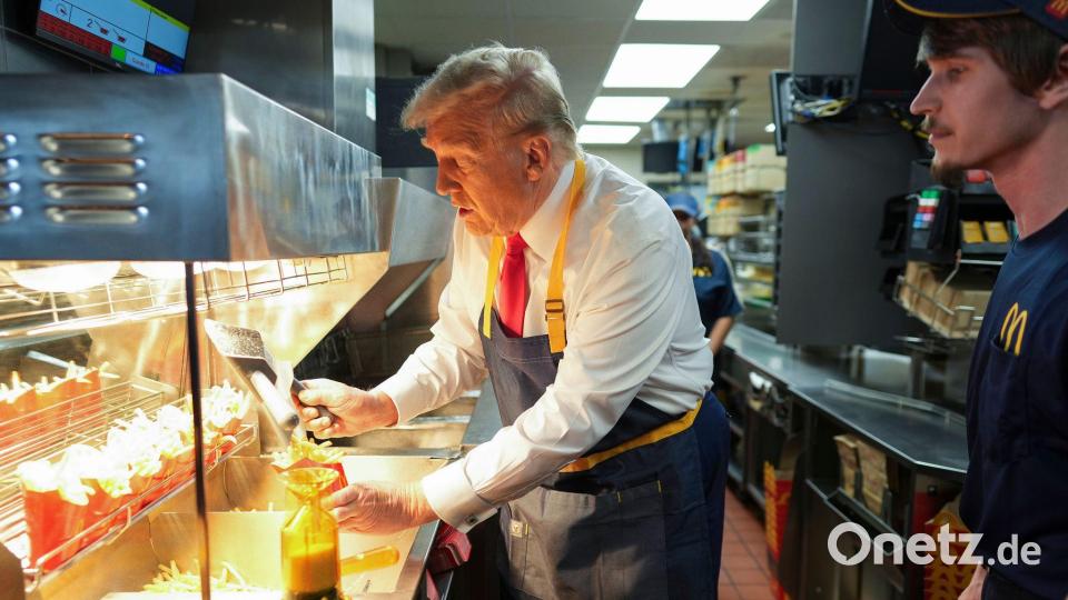 Ex-US-Präsident Donald Trump ließ sich im Präsidentschaftswahlkampf ebenfalls an einer McDonald's-Fritteuse ablichten. Archivbild: Doug Mills/The New York Times Pool via AP/dpa