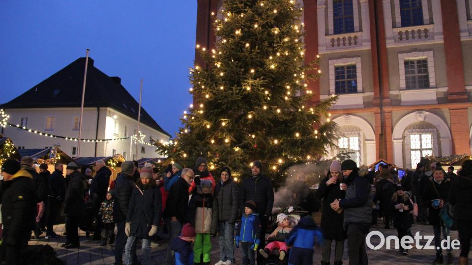 Auch heuer lockte der kleine aber feine Weihnachtsmarkt der Musikschule vor der Kulisse der Lobkowitz-Schlösser hunderte Besucher an. Bild: prh