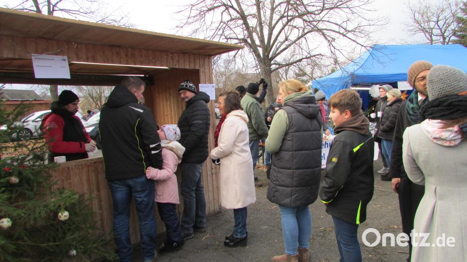 Immer eine lange Schlange stand am Bratwurststand an. Bild: sei