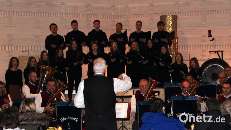 Die Blaskapelle und der Chor Polyphonia haben Kirchenthumbach mit ihrem Engagement und ihrer Leidenschaft für die Musik einen wundervollen Start in die Adventszeit geschenkt. Bild: lep
