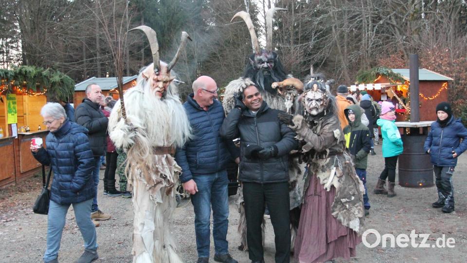 Die &quot;Stoapfalz-Deifl’n&quot; mischen sich unter die Besucher und machen auch vor Pfarrer John Subash Vincent und zweitem Bürgermeister Rudolf Völkl nicht Halt. Bild: pi