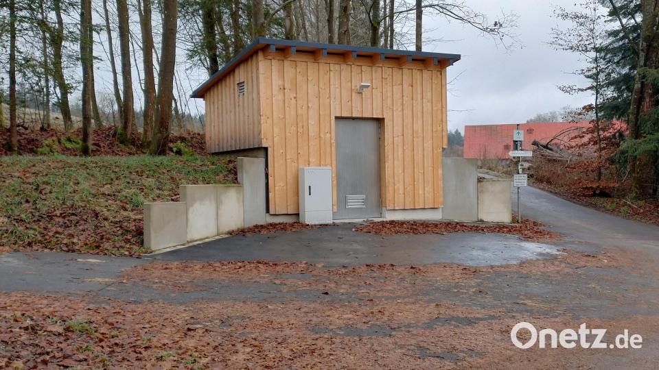 Hinter diesem Häuschen am südlichen Ortsausgang von Grünberg verbirgt sich ein Pumpwerk, das im Bedarfsfall Wasser nach Kulmain pumpt. Bild: ld