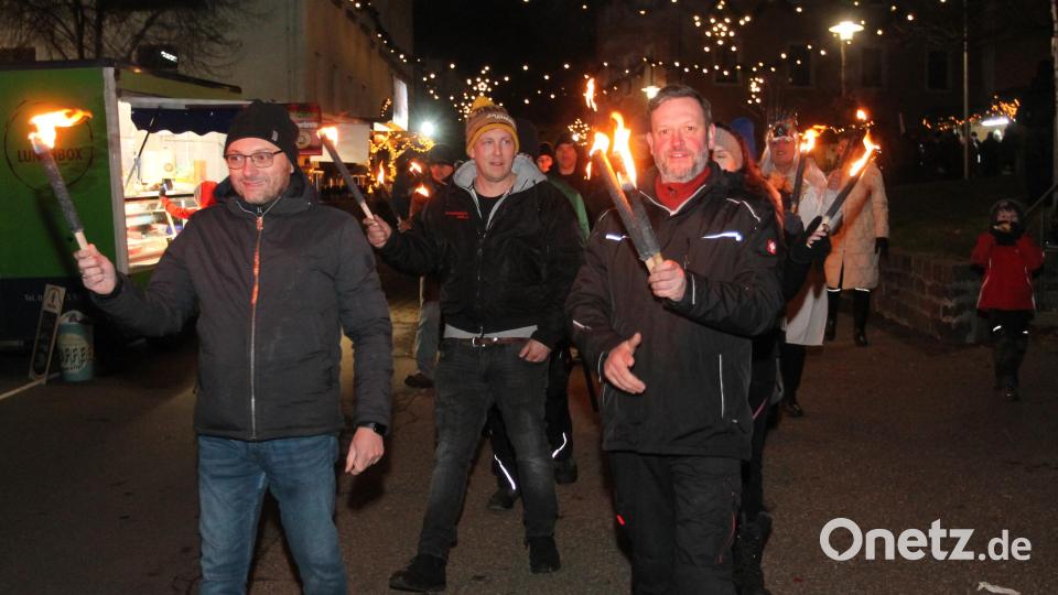 Bürgermeister Markus Bauriedl (links) und Festleiter Tobias Kirner (rechts) führen den Fackelzug an. Bild: pi