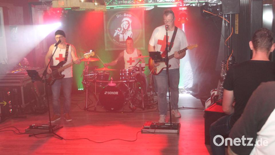 Rockmusik vom Feinsten präsentieren Christian Schmucker, Tobias Bauer und Johannes Hochwart (von rechts). Bild: pi