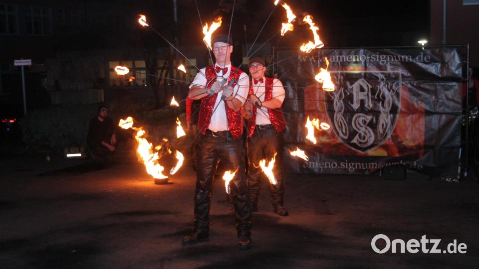 &quot;Ameno Signum&quot; setzt mit der Feuershow den glanzvollen Schlussakkord unter das Festjahr in Waidhaus. Bild: pi