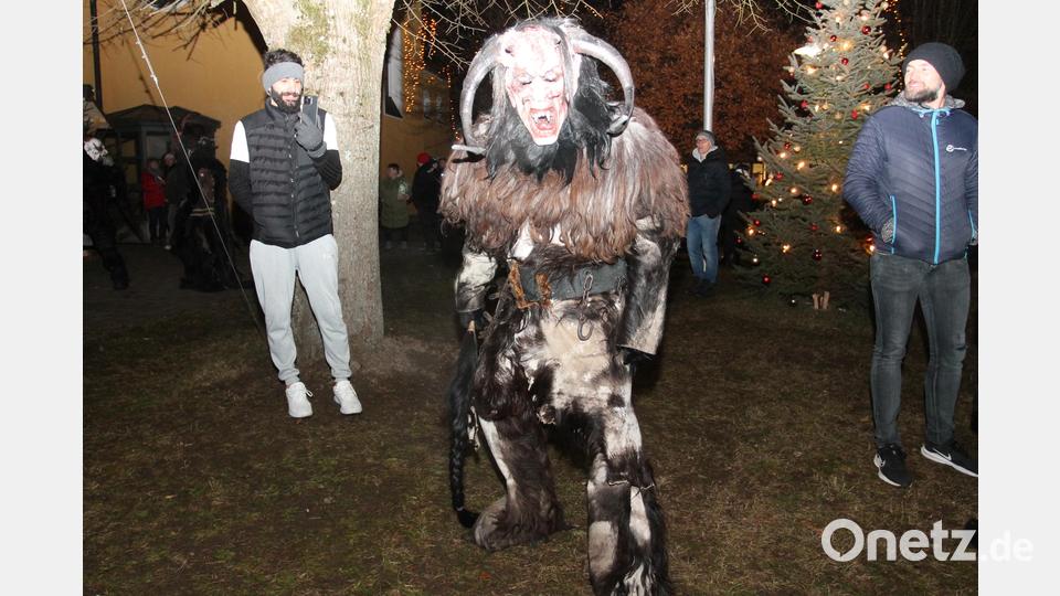 Die &quot;Schwarzachtal-Pass-Krampusse&quot; sind eine der Attraktionen beim Adventsmarkt in Waidhaus. Bild: pi