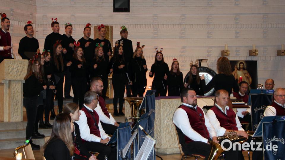 In ihren separaten Aufführungen wählten die Musiker Lieder unterschiedlicher Genres. Ihr Repertoire reichte von kirchlich über weltlich bis hin zu beschwingten Stücken. Bild: lep
