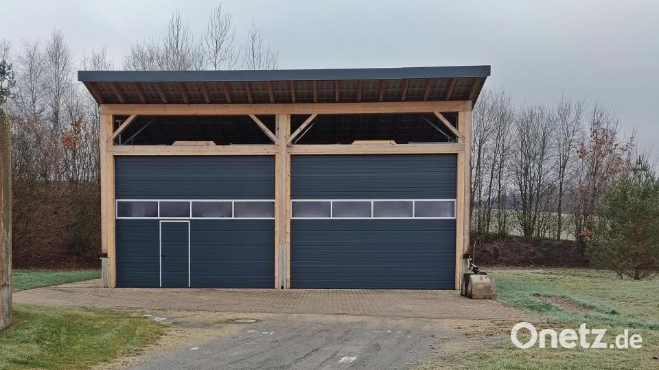 Diese Halle wurde zum Großteil in Eigenleistung an der Kläranlage erstellt. Sie trägt auch eine PV-Anlage. Bild: ld