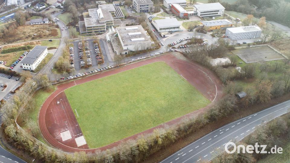 Blick auf das Krötensee-Schulzentrum mit den Sportplätzen. Das städtische Areal rechts vom Fußballplatz, auf dem sich kleinere Sport- und Freizeitanlagen befinden, soll für den Bau einer neuen Kita in die engere Wahl gerückt sein. Die B 85 (im Bild unten rechts) führt direkt am Gelände vorbei. Bild: Thilo Hierstetter