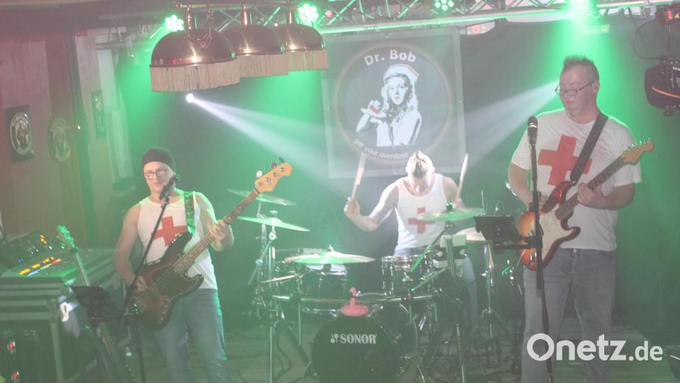 Rockmusik vom Feinsten präsentieren Christian Schmucker, Tobias Bauer und Johannes Hochwart (von rechts). Bild: pi