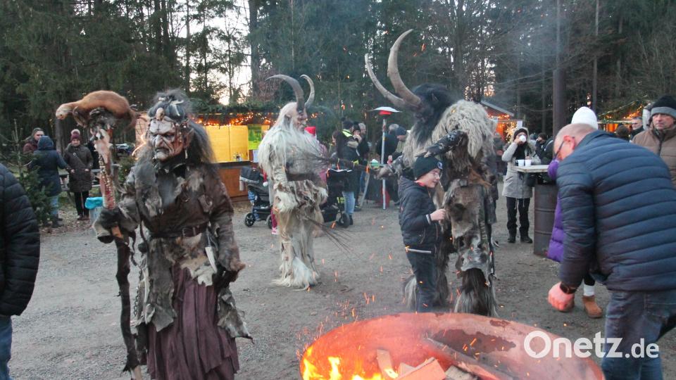 Die &quot;Stoapfalz-Deifl’n&quot; mischen sich unter die Besucher. Bild: pi
