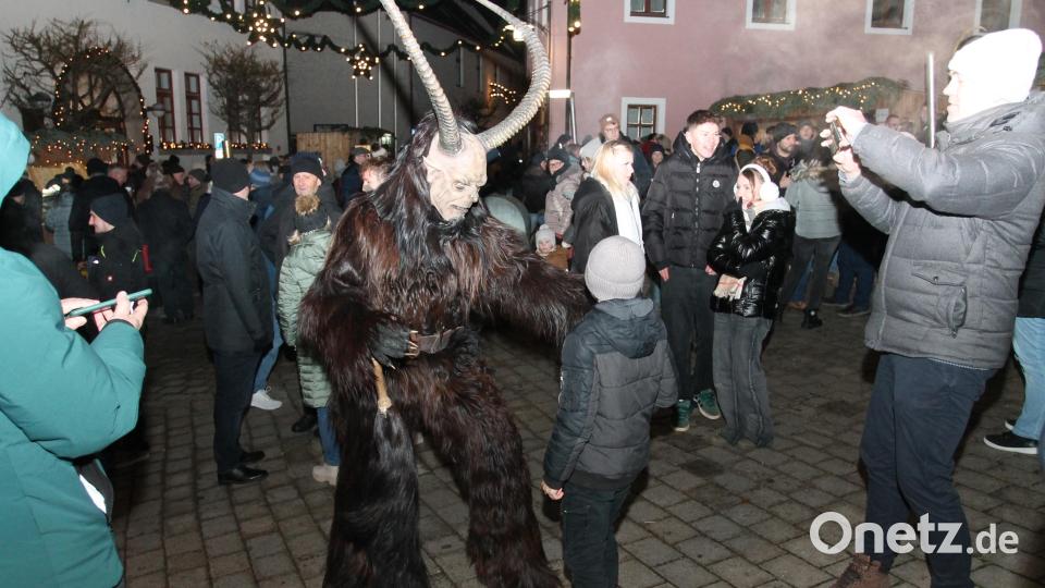 Die &quot;Schwarzachtal-Pass-Krampusse&quot; sind eine der Attraktionen beim Adventsmarkt in Waidhaus. Bild: pi